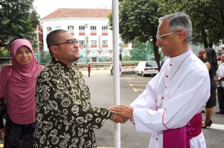     Mujahid disambut Uskup Agung Murphy Pakiam di majlis perayaan Krismas Christian Federation