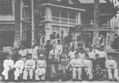 Persidangan membubarkan Malayan Union pada 1946 di King's House, Kuala Lumpur; Dato' Onn berdiri di barisan pertama bersebelahan Datin Puteh Mariah