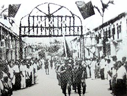 Regimen Pertama MPAJA berarak di Chenderiang, Perak sejurus selepas Jepun menyerah kalah 