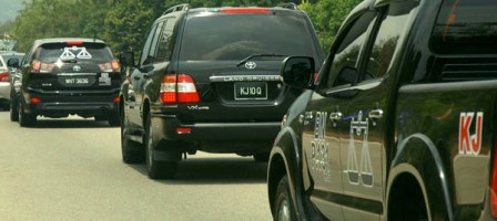 KJ's convoy -- see his SUV number plate